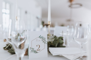 Gedeckter Tisch Hochzeitsdeko weiß mit Grün Eukalyptus