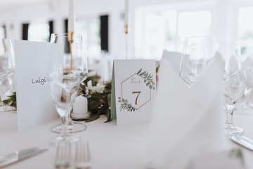 Gedeckter Tisch Hochzeitsdeko weiß mit Grün Eukalyptus