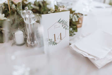 Fototapeta na wymiar Gedeckter Tisch Hochzeitsdeko weiß mit Grün Eukalyptus
