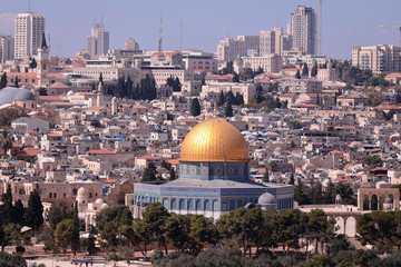 Obraz premium Jerozolima \ Izrael - 15 października 2017: Widok na Wzgórze Świątynne, Kopułę na Skale i Meczet Al-Aksa z Góry Oliwnej