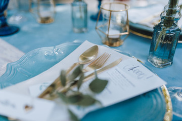 Hochzeitsdekoration Schmuck und Blumen Torte Weiß und blau