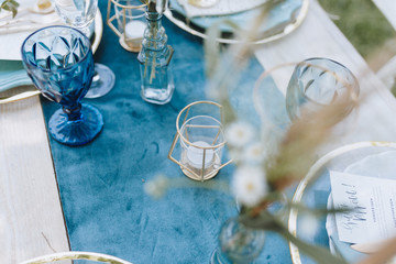 Gedeckter Tisch Hochzeitstisch Blaue und Goldene Decko Vintage