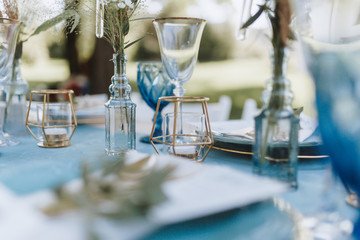 Gedeckter Tisch Hochzeitstisch Blaue und Goldene Decko Vintage