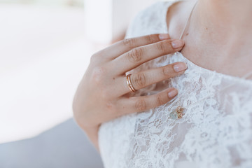Braut mit Goldschmuck Halskette und Trauring