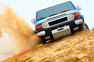 Obraz premium An suv was driving in the desert.