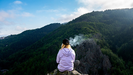 woman who smoke on a mountain