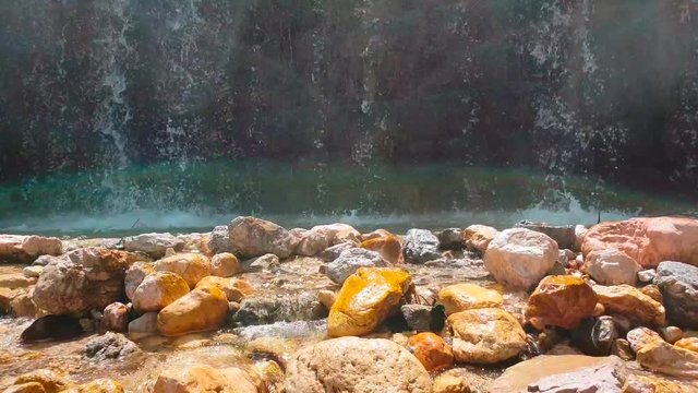 Cascata su parco fluviale