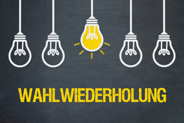 Wahlwiederholung / Tafel mit Glühbirnen