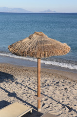 Sonnenschirm an einem Strand auf Kos