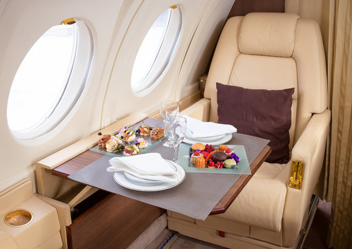 Collation &agrave; bord d'un jet priv&eacute;