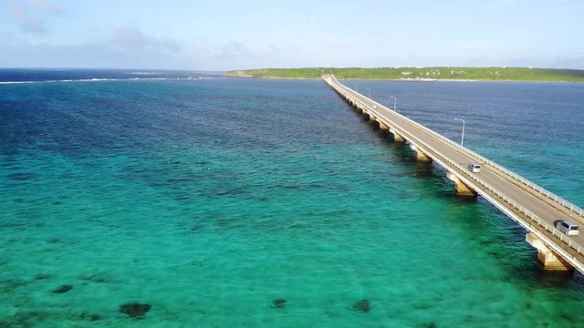 沖縄県 宮古島 来間大橋 空撮 橋と珊瑚礁の海の映像