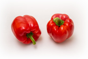 Zwei gleichfarbige rote Paprikas