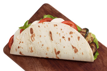Piadina con pomodoro , mozzarella e insalata, prodotto italiano