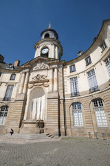 Fototapeta na wymiar mairie et horloge de Rennes