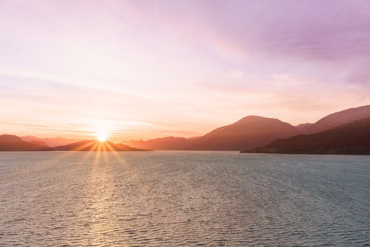 Sonnenaufgang im Hardangerfjord