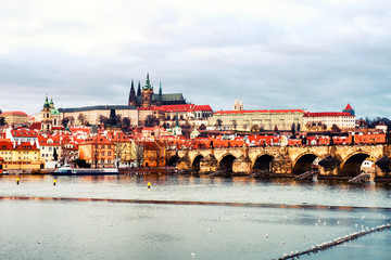 Obraz premium Charles Bridge over Vltava river in Prague, Czech Republic at the evening