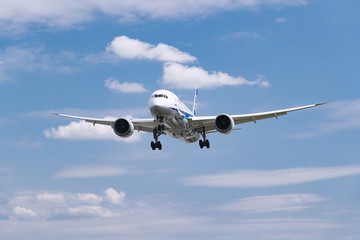 飛行機と青空