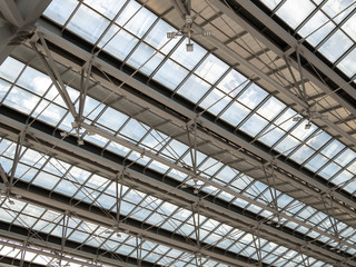 Obraz premium Abstract high-tech architecture background photo, Large steel structure truss, roof frame and metal sheet in building construction site in the airport.