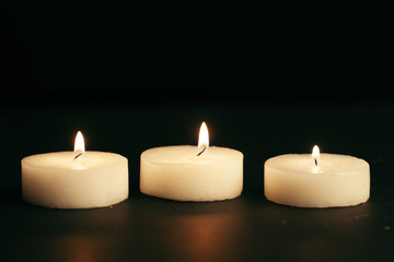 Fototapeta na wymiar the light of the candle illuminates the darkness