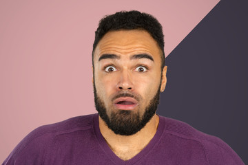 Obraz premium Black anxious stressed young man looking at camera