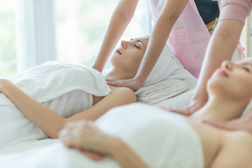 Obraz na płótnie Canvas therapist giving a massage