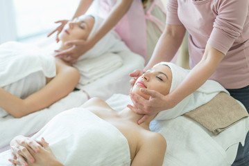 Obraz na płótnie Canvas young woman receiving a massage