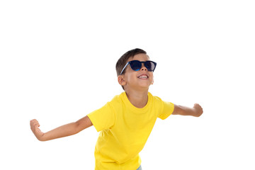 Naklejka premium Funny child with yellow tshirt and sunglasses