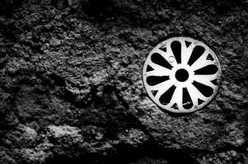 Dettaglio di una bocchetta di aerazione su un muro