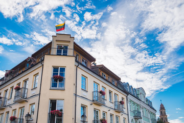 Obraz premium Old building with flag on Boksto Street near Artillery bastion in the heart of the Old Town in Vilnius, Lithuania.