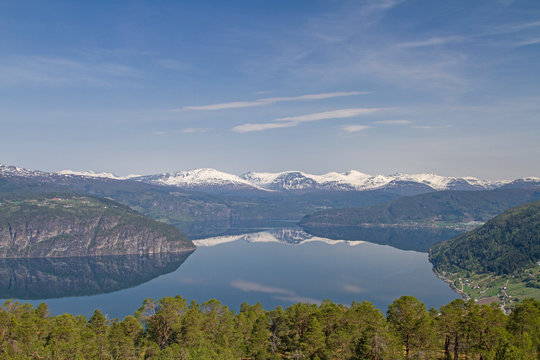 Tiefblick auf den Innvikfjorden