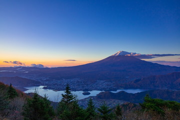 Fototapeta na wymiar 夜明けの富士山と河口湖、山梨県富士河口湖町新道峠にて