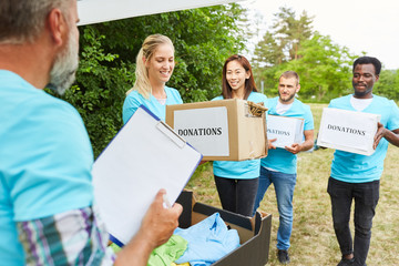 Team Freiwilliger sammelt Spenden in Boxen