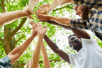 Gruppe Freunde macht High Five zur Unterstützung