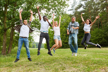 Gruppe Leute beim Springen in der Natur