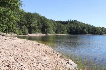 Fototapeta na wymiar Plage du lac de Chaumeçon en Bourgogne