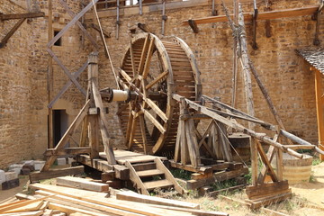 Roue de levage médiéval sur le chantier de Guédelon, Bourgogne 