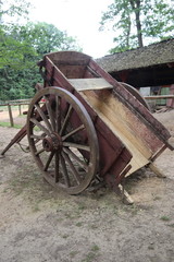 Chariot ancien en bois en Bourgogne