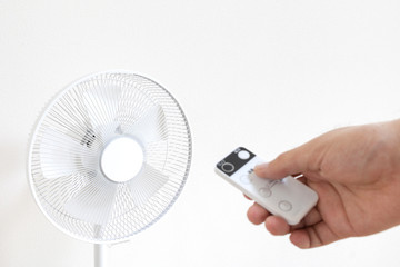 リモコンで扇風機を操作するイメージ