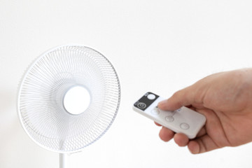 リモコンで扇風機を操作するイメージ