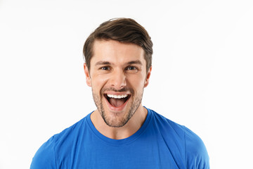 Photo closeup of cheerful man in casual t-shirt laughing and looking at camera