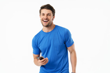 Obraz premium Photo closeup of caucasian man in casual t-shirt smiling and holding smartphone while wearing wireless earpods
