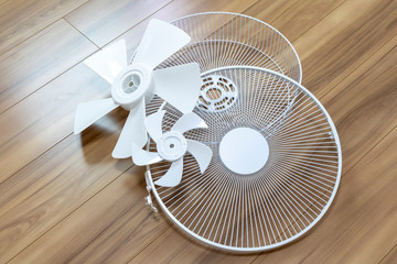 分解途中の扇風機