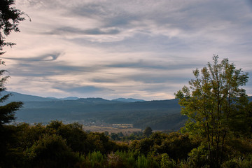 Paisaje de monta&ntilde;a al amanecer