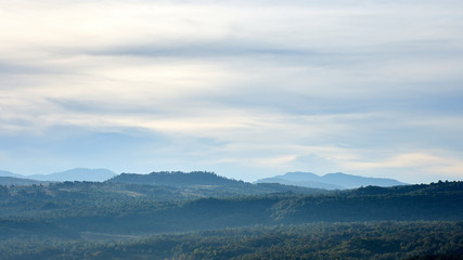 Paisaje de montaña al amanecer