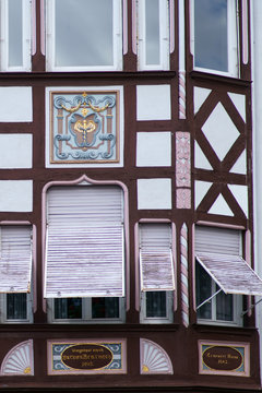 Ein altes denkmalgestütztes Wohn- und Geschäftshaus einer ehemaligen Apotheke mit dem Wappen des Hermesstabes. ..