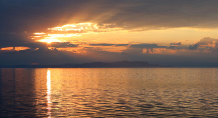 Sonnenuntergang am Meer vor der Küste Neuseeland