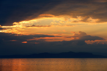 Sonnenuntergang am Meer vor der Küste Neuseeland
