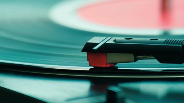  Cabezal o capsula fonocaptora de tocadisco leyendo un disco LP Long Play de vinilo que gira