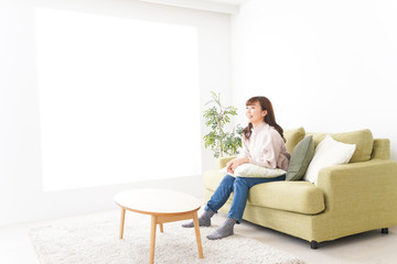 Fototapeta premium 自宅でリラックスをする若い女性