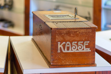 Alte Kasse beim Friseur